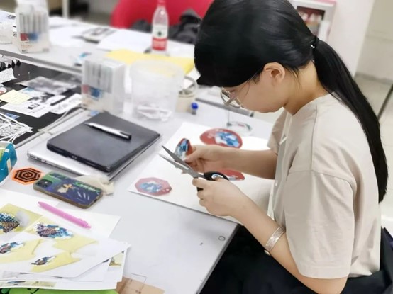 伦敦艺术大学UAL新生Mayro开启纺织品设计本科学习征程，天麟ICA助她从商科华丽转身！